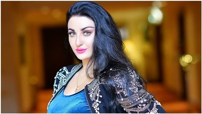 الراقصة صوفينار تعلن خطوبتها من داخل حمام السباحة