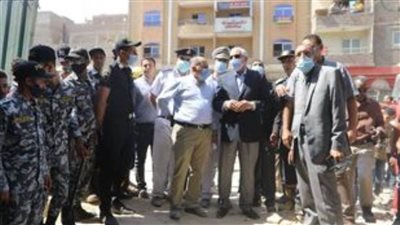 محافظ الجيزة يعاين موقع انهيار عقار الوراق