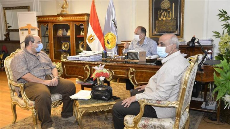 محافظ أسيوط يعقد