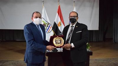 درع جامعة بني سويف للدكتور ممتاز حجاب لإنجازه  التحول الرقمى 