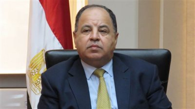 وزير المالية يستعرض الجهود المبذولة لإحكام السيطرة على المنافذ الجمركية