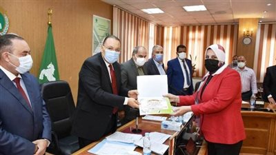 محافظ الشرقية يُكرم مديرة مكتبة مصر العامة بالزقازيق لتميز التقرير السنوي 