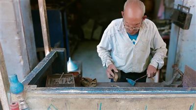 عم سيد فوزي: بوابير الجاز اندثرت وأنا الوحيد في لحام القصدير بالإسماعيلية