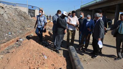 محافظ المنيا يتابع أعمال مد خط مياه مباشر لحي غرب