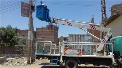 حملات صيانة وإصلاح أعمدة الإنارة لمركز أخميم بسوهاج