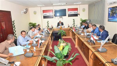 رئيس جامعة سوهاج يتفقد أعمال الكنترول بكلية التجارة