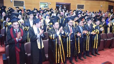 رئيس جامعة سوهاج يشهد حفل تخرج الدفعة الثالثة من كلية الصيدلة