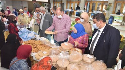 محافظ أسيوط: توزيع 8 أفران منزلية وماكينات خياطة لذوات الهمم