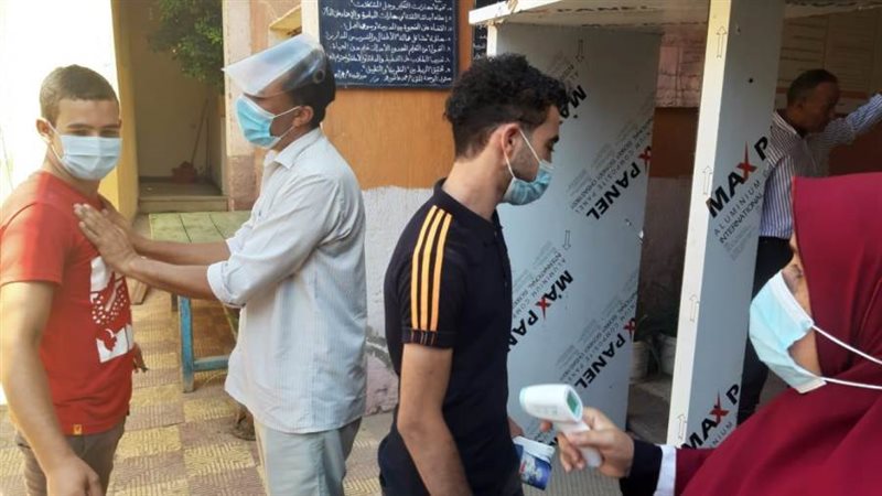 خلال فحص الطلاب عند