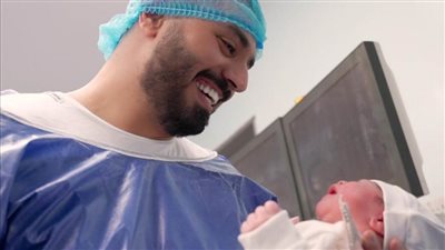 الفنان فهد زيد وشهد الشمري يستقبلان مولودتهما الأولي