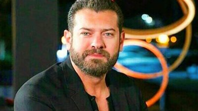 شاهد عمرو يوسف يغوص في أعمق حمام سباحة