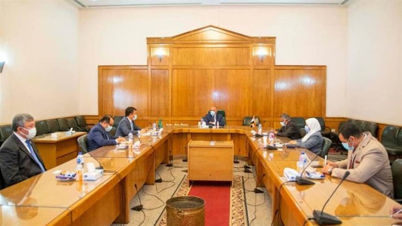 وزير الري يلتقى مدير