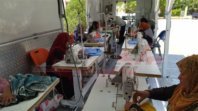 بالصور.. إقبال من فتيات الأقصر على تعلم الخياطة بسيارة القوى العاملة