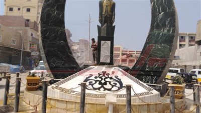 كفر الشيخ تضع الزهور والورود بجوار تمثال زويل احتفالًا بالذكرى الخامسة لرحيله