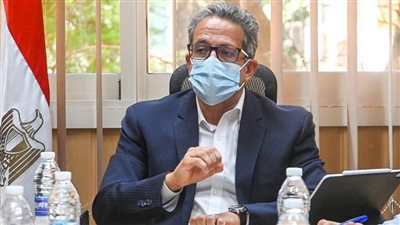  العنانى يجتمع لمناقشة نقل مركب خوفو للمتحف الكبير 