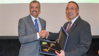 محافظ الإسكندرية يودع قنصل عام المملكة العربية السعودية..ويهديه 