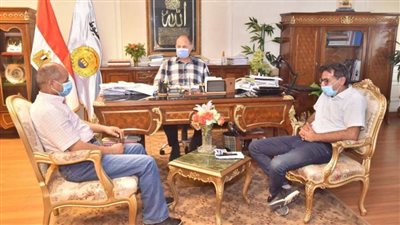 محافظ أسيوط يجتمع مع مسؤولي الصرف الصحي والمقاولون العرب لبحث تذليل العقبات
