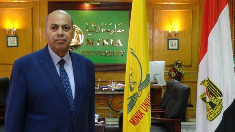 الدكتور مصطفي عبد