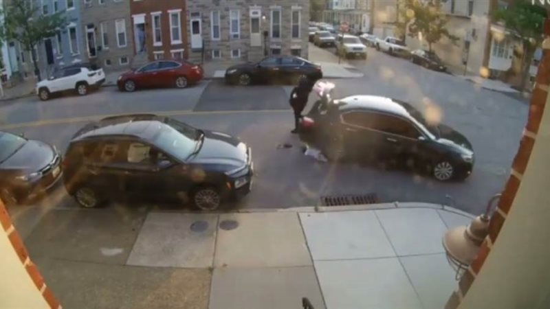 سيدة أمريكية تحاول