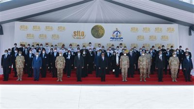 بالصور.. جولة الرئيس السيسي داخل أقسام الإنتاج في سايلو فودز