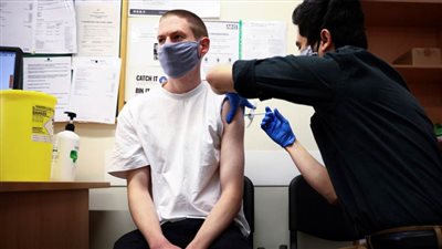 بريطانيا تبدأ تطعيم المراهقين ضد 