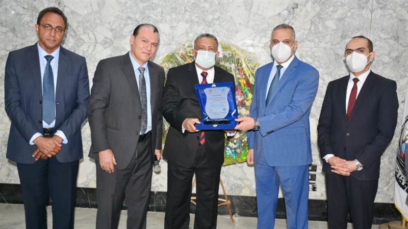 محافظ سوهاج يتسلم