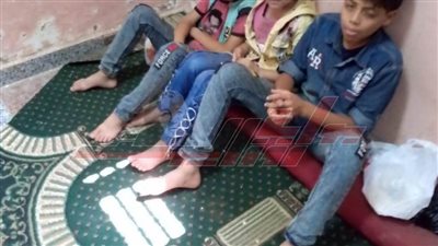  أب وأم يتخلصان من أطفالهما الـ4 بإلقائهم في الشارع 