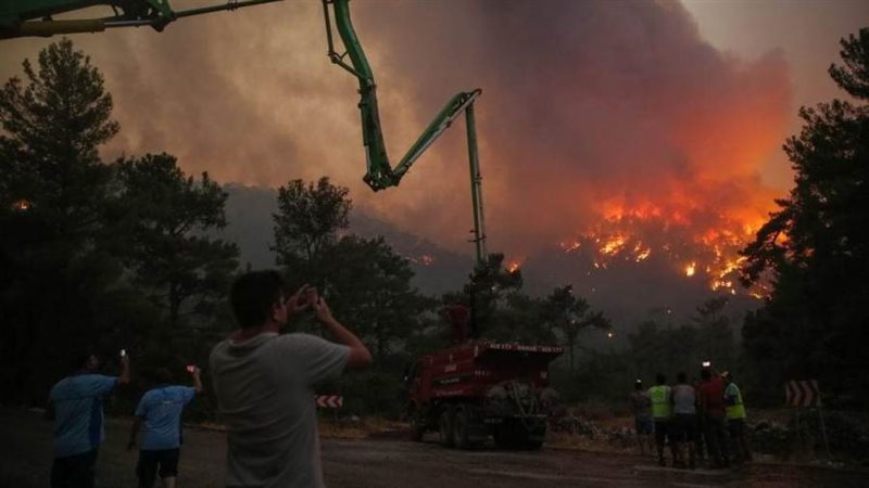 رجال إطفاء يكافحون