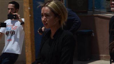 نجوم الفن في جنازة دلال عبد العزيز.. إيمي ودنيا منهارتان