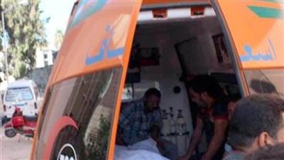 إصابة عاملين سقطت بهما 