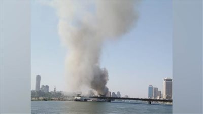 وقف الحركة بموقع المركب السياحي المشتعل حتى إخماد الحريق