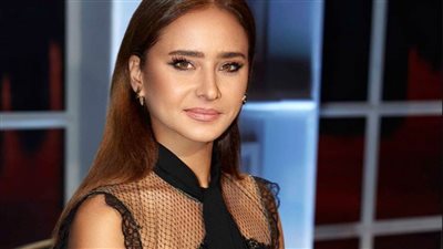 نيللي كريم تؤجل زفافها حدادا على دلال عبد العزيز
