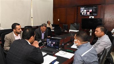 نائب محافظ قنا يعقد اجتماعًا لمناقشة موقف تقنين أراضي أملاك الدولة