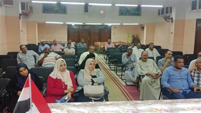 رئيس مدينة طهطا تستقبل أصحاب المصانع وتناقش طلباتهم