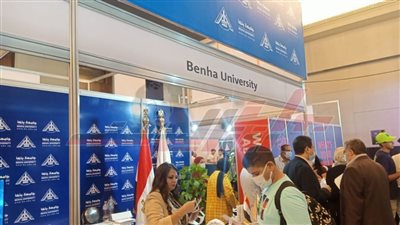 إقبال طلابي كبير أمام جناح جامعة بنها للتعرف على البرامج الدراسية الجديدة