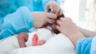 نقل رضيعة مصابة بـ