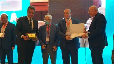 تكريم نائب رئيس جامعة سوهاج ضمن رواد جراحة العظام فى مصر (صور)