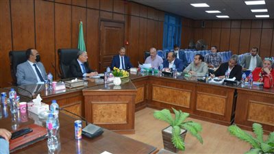 محافظ المنيا يلتقي أعضاء مجلسي النواب والشيوخ لمناقشة القضايا الخدمية