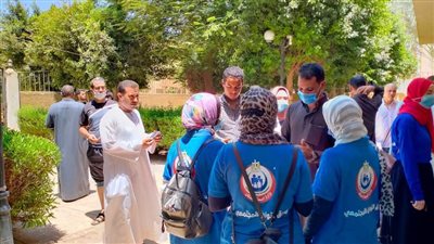 فرق التواصل المجتمعي تنتشر بمراكز التطعيمات لتنظيم توافد المواطنين بسوهاج 