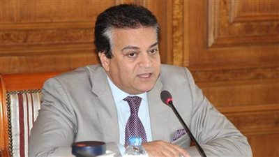 وزير التعليم العالي يستعرض تقريرا حول مشروع الاعتماد الدولي للمعامل بجامعة سوهاج