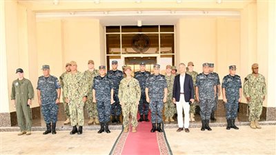 قائد القوات البحرية المركزية الأمريكية والسفير الأمريكي بالقاهرة يزوران قاعدة برنيس البحرية