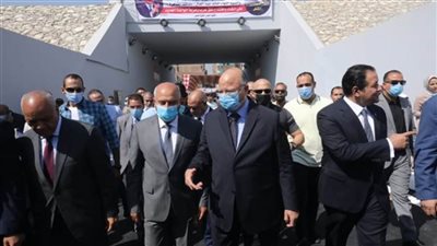 وزير النقل يشهد بدء تشغيل نفق السيارات بـ