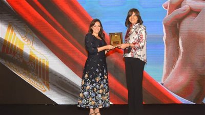 وزيرة الهجرة تكرم عددًا من المشاركين في المبادرة الرئاسية 