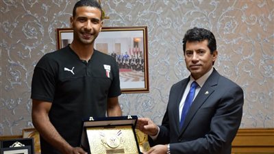 وزير الرياضة يكرم بطل تنس الطاولة عمر عصر