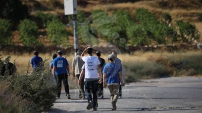 مستوطنون يقطعون الطريق بين جنين نابلس ويهاجمون السيارات