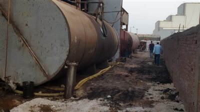 القوى العاملة تتابع حريق مصنع لتصنيع زيوت السيارات بأبو رواش