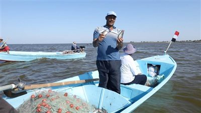 صناع الخير تسلم مراكب صيد لصغار الصيادين ببحيرة المنزلة