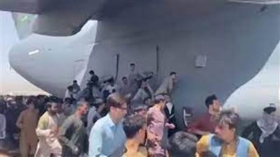 شاهد.. أفغان يتشبثون بعجلات الطائرات الأمريكية أثناء إقلاعها من مطار كابول
