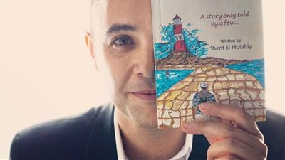 شريف الحطيبي يهدي ملكة بريطانيا روايته الأولى 