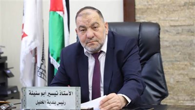 رئيس بلدية الخليل يطلع 